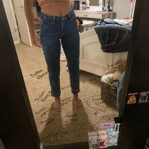 cute jeans that fit so well. hollister mom jean!
